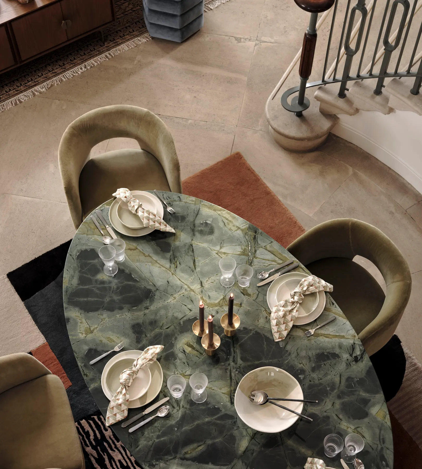 Mesa de jantar oval em mármore verde com mesa posta, vista de cima, em sala de jantar